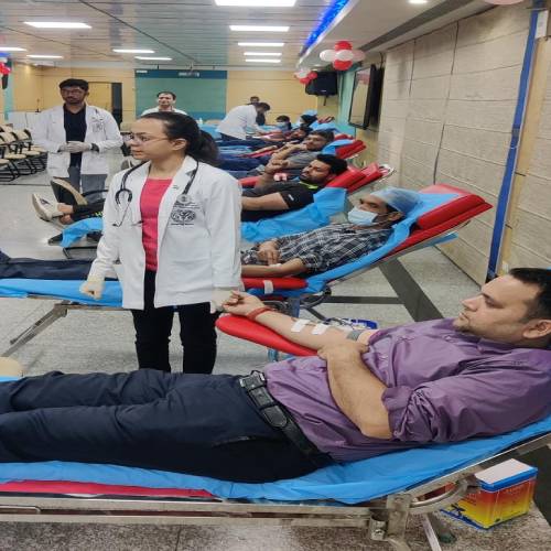 AIIMS resident doctors donating blood 