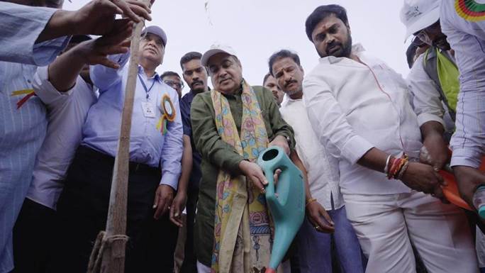 Union Transport Minister Nitin Gadkari with senior officials planting tree 