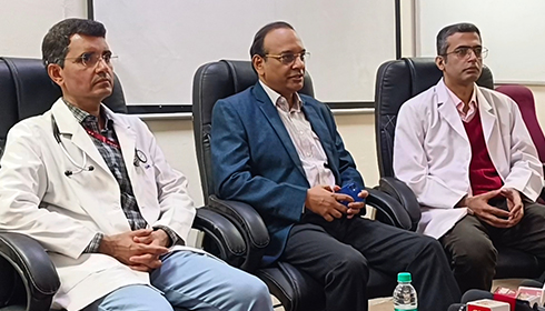 Prof Anant Mohan with his other colleagues addressing media at AIIMS 
