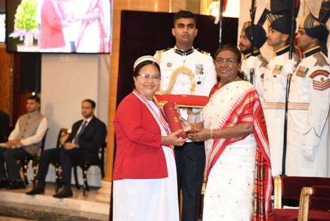 President Droupadi Murmu Presents National Florence Nightingale Award