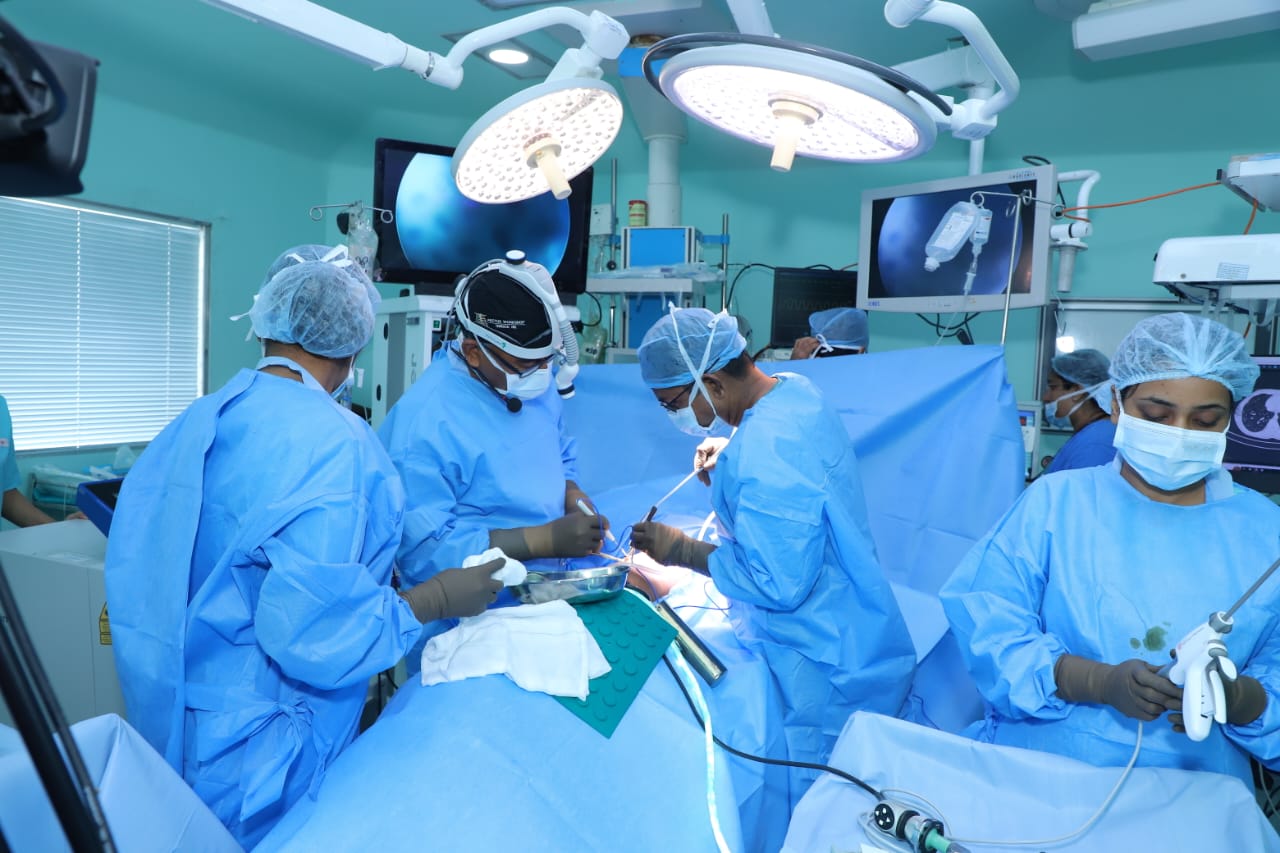 Doctors at RGCIRC Performing Laser Lung Metastectomy 